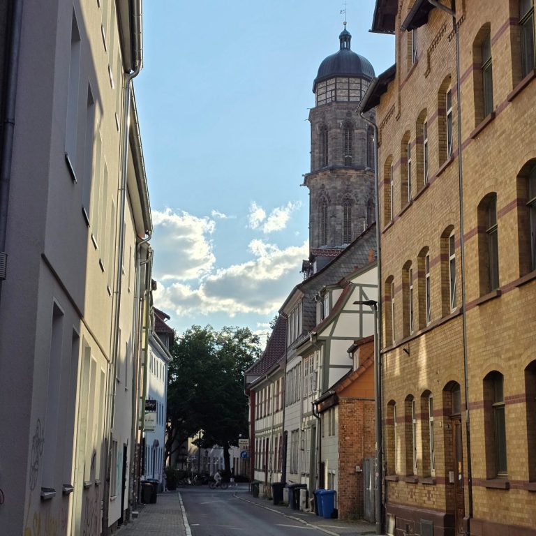 Ein Straßenzug mit Gebäuden aus der Gründerzeit