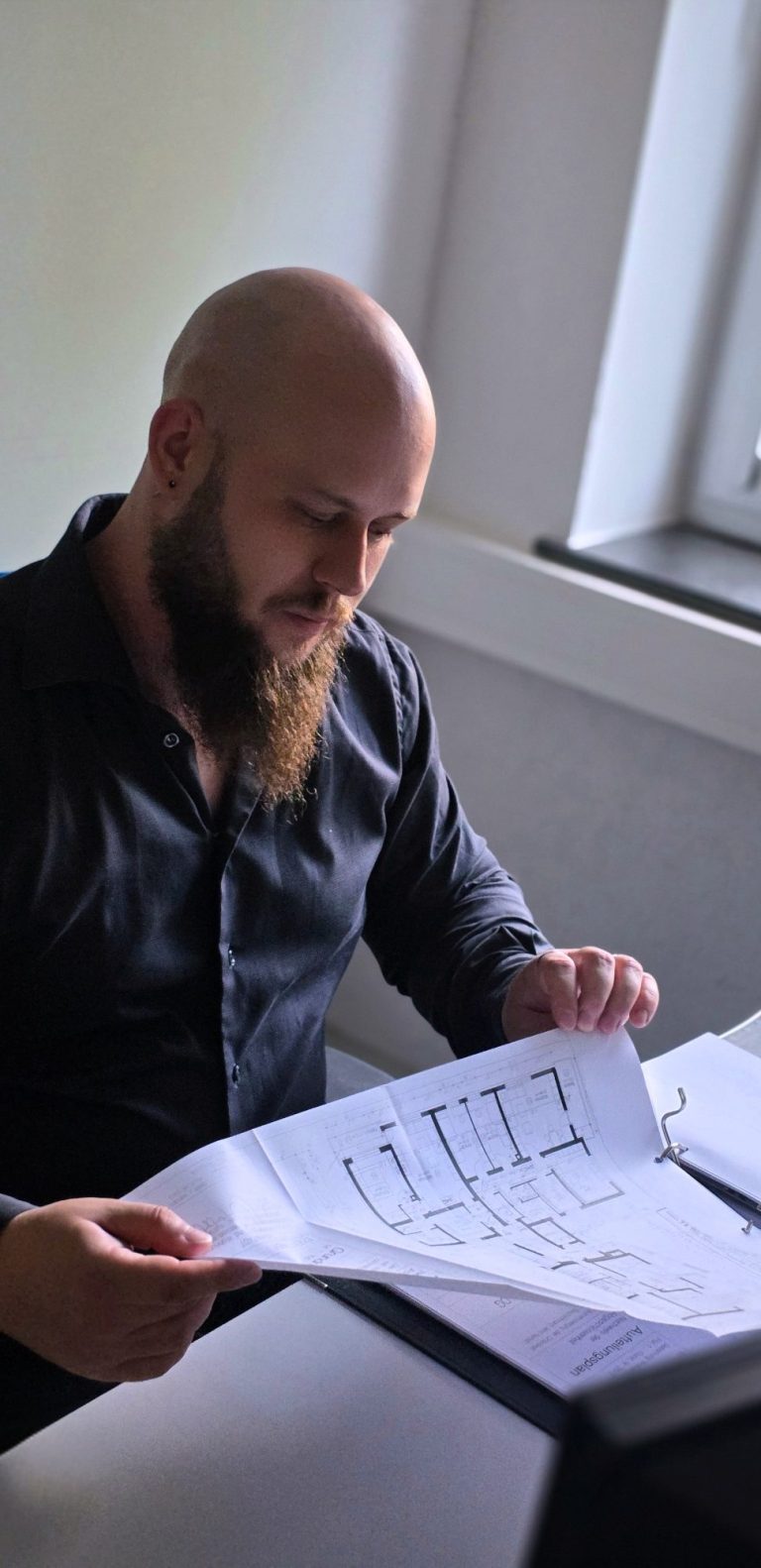 Sachverständiger Amadeus Bender mit Objektunterlagen